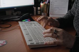 „Lásko, převeleli mě do Íránu.“ Ženu obral údajný vojenský lékař