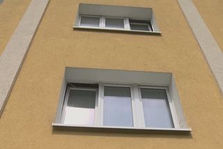 Muž na plzeňském sídlišti terorizuje své sousedy močí. Vylévá ji z okna několikrát denně