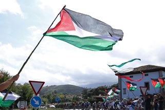 Demonstranti opět narušili průběh Vuelty. Podivnou zkrácenou etapu ovládl Bernal - Sport.cz