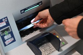 Pokud vyberete hotovost z bankomatu, můžete dostat pokutu, varuje advokát