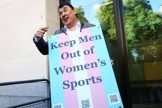 Autora Ajťáků obžalovali z obtěžování náctileté transdívky - Novinky