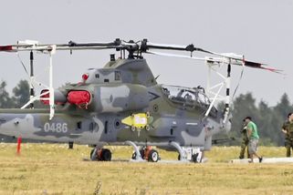 Obrazem: Čekání skončilo, armáda převzala první vrtulníky z USA - Seznam Zprávy