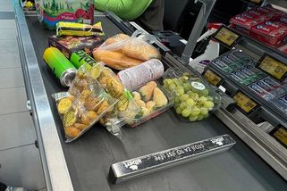 Kdo má dát zarážku na pás u pokladny? Nepsané pravidlo ze supermarketů většina lidí nezná