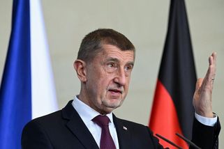 Tím svinstvem ničíte životy dětí, pustil se Babiš do Fialovy vlády. Teď začíná couvat