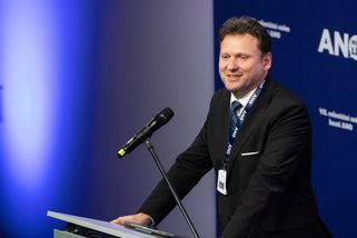 Babiš by měl vyložil karty, říká Lipavský o mimořádné schůzi. ‚Politické zoufalství,‘ reaguje Vondráček