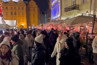 Centrum Prahy se zaplnilo. Staroměstským náměstím se téměř nedá projít - Novinky
