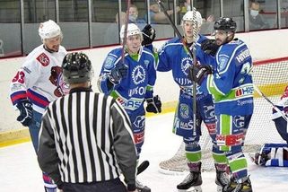 Neškatulkujme lidi podle národnosti! Český hokejový klub hájí svého ruského trenéra a jeho krajany–hráče - Sport.cz