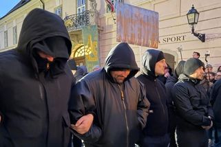 Muži v černém bránili kritikům ve vstupu. Na mítinku Fideszu se střetli příznivci strany s kritiky