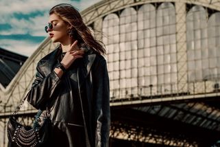 Od trenčkotu po péřovku aneb Svršky s koženým efektem - Proženy.cz