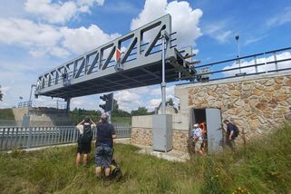 Chyba za čtvrt miliardy. Zvedací železniční most u Mělníka postavili na trati, která se má zrušit - Novinky
