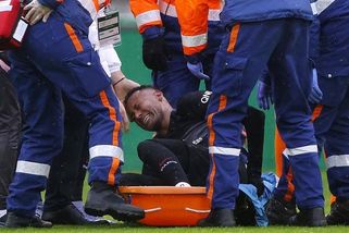 Kotník do pravého úhlu. A brazilská hvězda řvala bolestí. S útěchou přispěchal i Pelé - Sport.cz