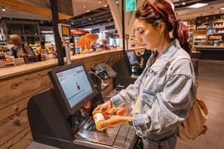 „S horečkou jsem chtěla jen rychle nakoupit. Samoobslužná pokladna mi udělala čáru přes rozpočet,“ popisuje zákaznice