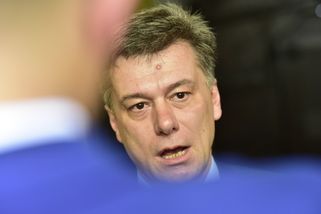 Ministr Blažek nás poučuje, co si myslet a psát o...