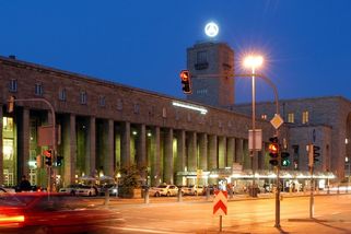 Trojice mladých mužů znásilnila v centru Stuttgartu ženu, policie po nich pátrá - Novinky