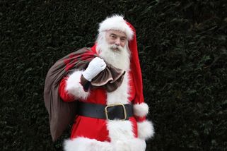 To je naše země, sundej si kostým, řvali muslimští výrostci. Vadil jim západní symbol Vánoc