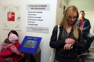 Češi stojí na úřadech ve frontě na pasy hodiny. Kvůli Ukrajině i uvolňování opatření