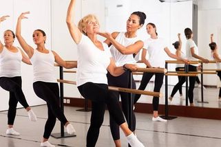 Cvičení barre: Ladnými pohyby k pevným štíhlým svalům. A odbouráte stres