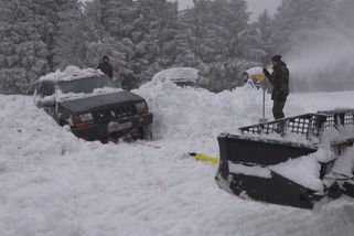 Záhada na Klínovci: Na sjezdovce zaparkovaly pod sněžnými děly dva teréňáky, řidiči neřekli proč