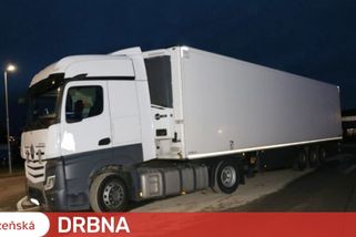 Po dálnici kličkoval ze strany na stranu neosvětlený kamion. Uvnitř seděl za volantem silně opilý řidič