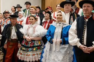 Den Lajky či Orla, zvažují někteří poslanci. Pro Moravu a Slezsko by pak chtěli vlajku, vrátí se i kroje - Echo24.cz