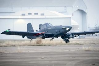 Ironie osudu: armádní letoun přestavěný z práškovacího stroje havaroval na poli