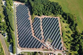 Staré soláry, nové peníze. Baterie mění fotovoltaiky v obchodní stroje