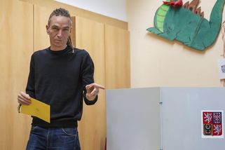 Ivan Bartoš po volebním waterloo rezignoval: Lidé mu nadšeně tleskají a děkují, mluví o faktickém konci Pirátů - Super.cz