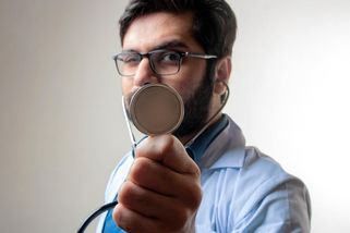 Kolik berou lékaři v Česku a u sousedů? Mzdy podle profesí a zemí