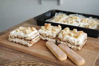 Chviličkový nepečený zákusek z piškotů a krému. Patnáct minut stačí k jemnému a lahodnému dezertu.