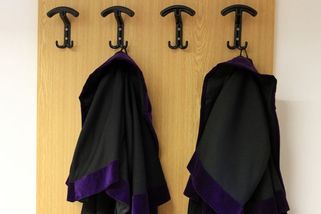 Nesnesla kritiku od manžela, udělala z něj tyrana a násilníka. Teď sama míří k soudu - Novinky