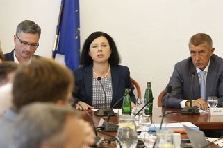 Babiš zhanil a hodil přes palubu Jourovou. Stála u začátků hnutí ANO - Novinky