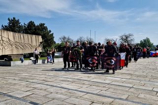 Noční vlci dorazili do Brna. Odpůrců si nevšímali, ruskou hymnu ale nepustili - Novinky