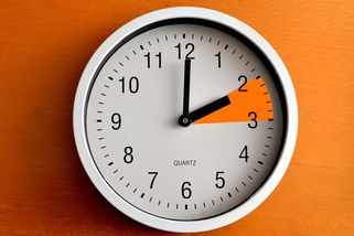 Poznatsvět | Delší večery, ale brzké vstávání: Změna času na letní letos proběhne dříve než loni