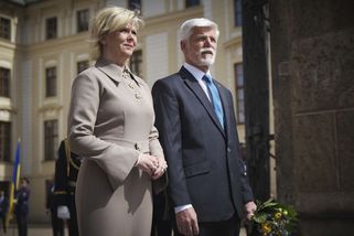 Pravá elegance s reprezentací: Prezidentský pár se ozdobil květinou a fanoušci šílí. „Dezoláti“ dostali, co zasloužili - Super.cz