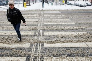 Řidička ve Frýdku-Místku zastavila, aby pomohla zraněnému. Přišla jí pokuta za špatné parkování - Novinky
