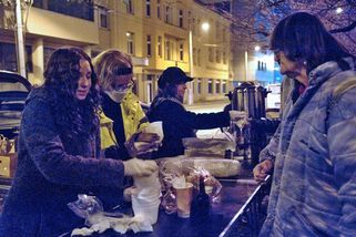 Za 40 korun nocleh, koupelna i večeře. Bezdomovcům v Hradci mohou lidé pomoci leženkami - Novinky