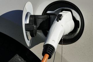Růst cen benzínu a nafty podpořil prodeje ojetých elektromobilů