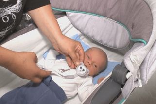 VIDEO: Drama na Domažlicku. 19letá dívka musela rodit na gauči, chlapeček dostal módní jméno