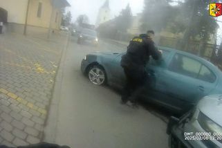 Policie ukázala záběry z vytlačení zfetovaného řidiče, který ujížděl Prahou - Novinky