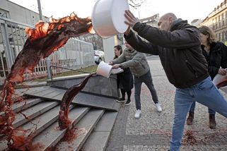 Foto: Ruskou ambasádu v Praze zalila umělá krev, pět litrů za každou oběť války - Seznam Zprávy