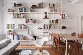 Když si architekt rekonstruuje vlastní bydlení... Bytu 2+kk vévodí bílá barva a funkcionalistický styl - Proženy.cz