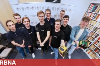 Nadaný gymnazista pomáhá uklidit kosmické smetí, teď se podíval i na kosmodrom