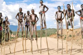 Etiopští mistři rovnováhy: Kmen Banna a umění chůze na chůdách | TOP 5 Zajímavosti