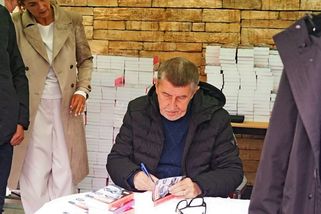 Babiš u stánku mluví jen s příznivci. Běžte pryč,...