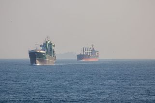 Letiště v Kuvajtu hoří, zapálil ho íránský útok. Zásah dostal i tanker plující ve vodách Kataru