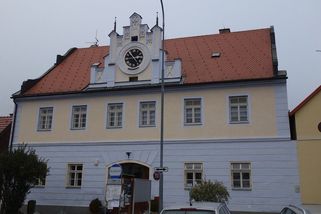 Radnice v Rabí odmítla zvýšit mladíkovi z Litvy kapesné. Úřednice se pak bály o život - Novinky