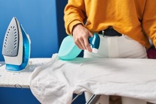 Redakční test: Opravdu žehličky ve spreji fungují? Action nezklamal, ale levná z drogerie ohromila