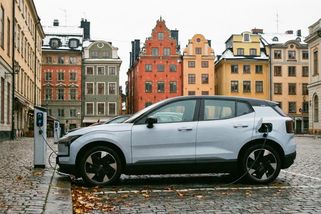 Švédsko přestalo v roce 2022 dotovat elektromobily. Zjistili jsme, co to udělalo s jejich prodejem
