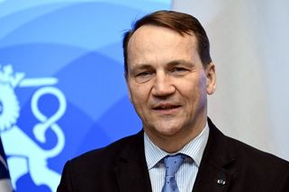 Přestaňme vyplácet dávky ukrajinským mužům, neměli by se vyhýbat odvodu, navrhuje Sikorski - Novinky