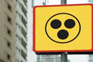 Žlutá dopravní značka se třemi tečkami u přechodu: V české autoškole se neučí švédský význam. Řidiči se pletou a mylně reagují